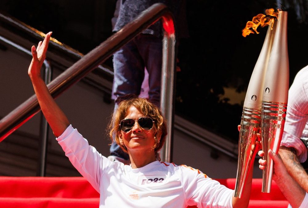Halle Berry schreitet mit dem Olympischen Feuer durch Cannes