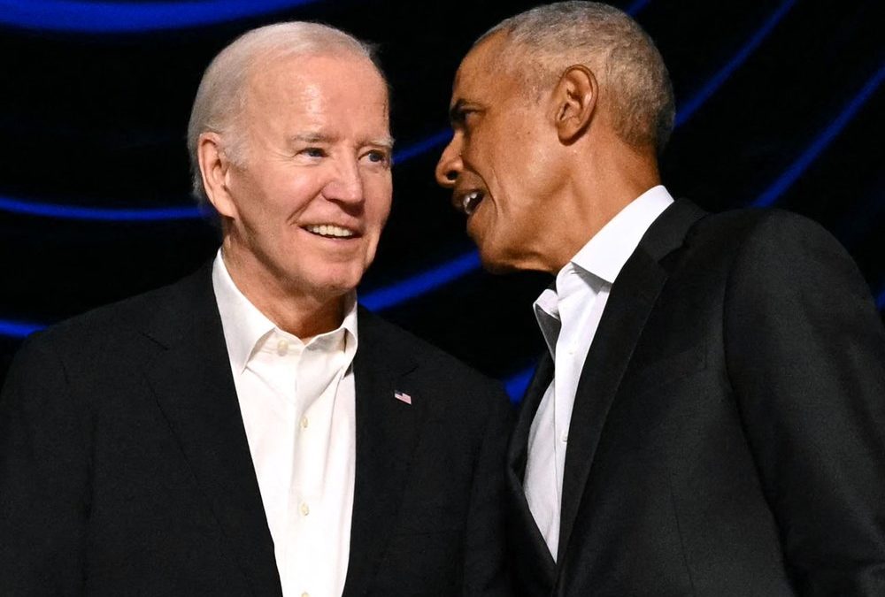 Barack Obama eskortiert verwirrten Joe Biden von Bühne