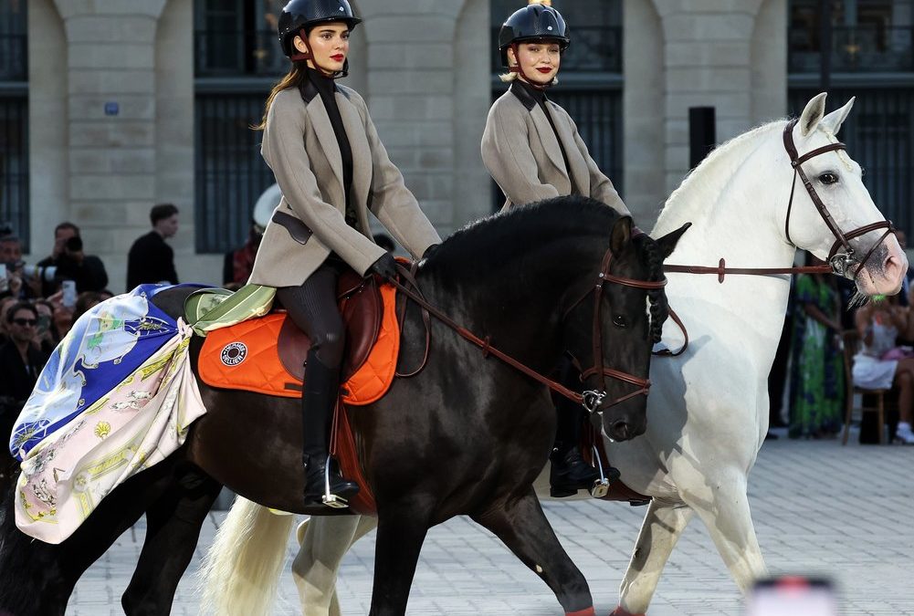 Gigi Hadid und Kendall Jenner hoch zu Ross bei Modenschau
