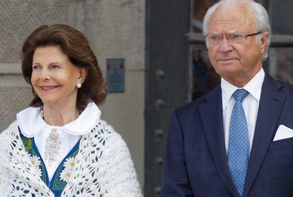 Mit Erdbeeren und Blumenkranz: Schwedische Royals feiern Mittsommer