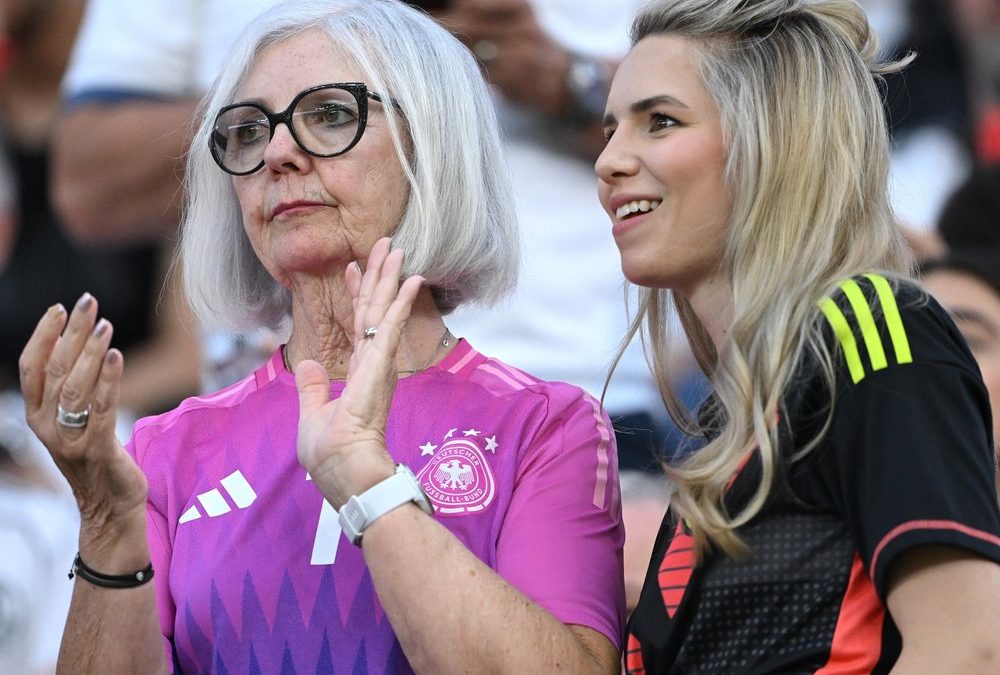 Frauen-Power: Ehefrau und Mama feuern Rekordspieler Manuel Neuer an