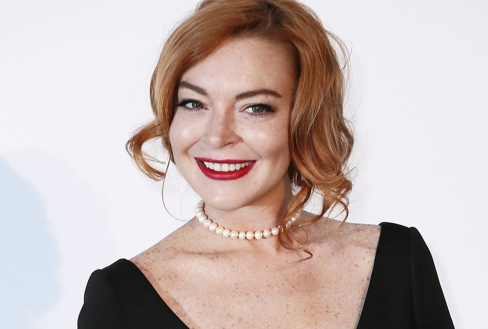 Lindsay Lohan feiert 38. Geburtstag mit Kuchen und Kerzen