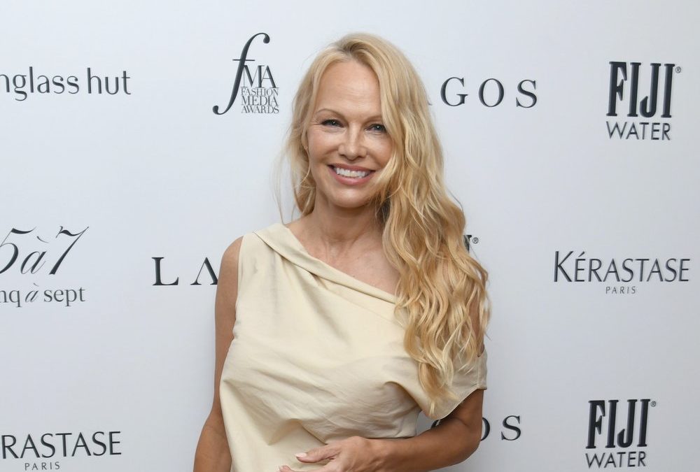 Pamela Anderson feiert ihren 57. Geburtstag beim Umtopfen und Backen