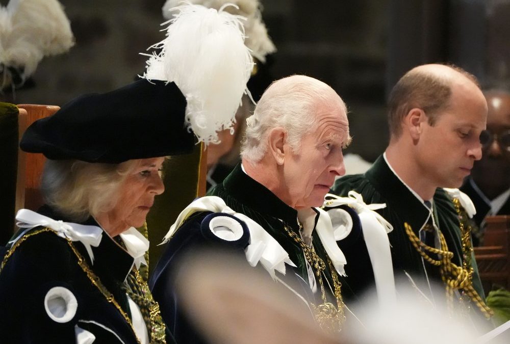 König Charles nimmt Königin Camilla in den Distelorden auf
