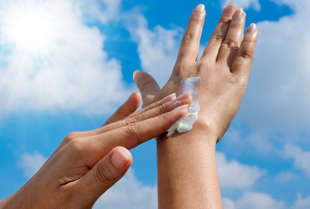Sonnencreme selbst herstellen? So gefährlich ist das