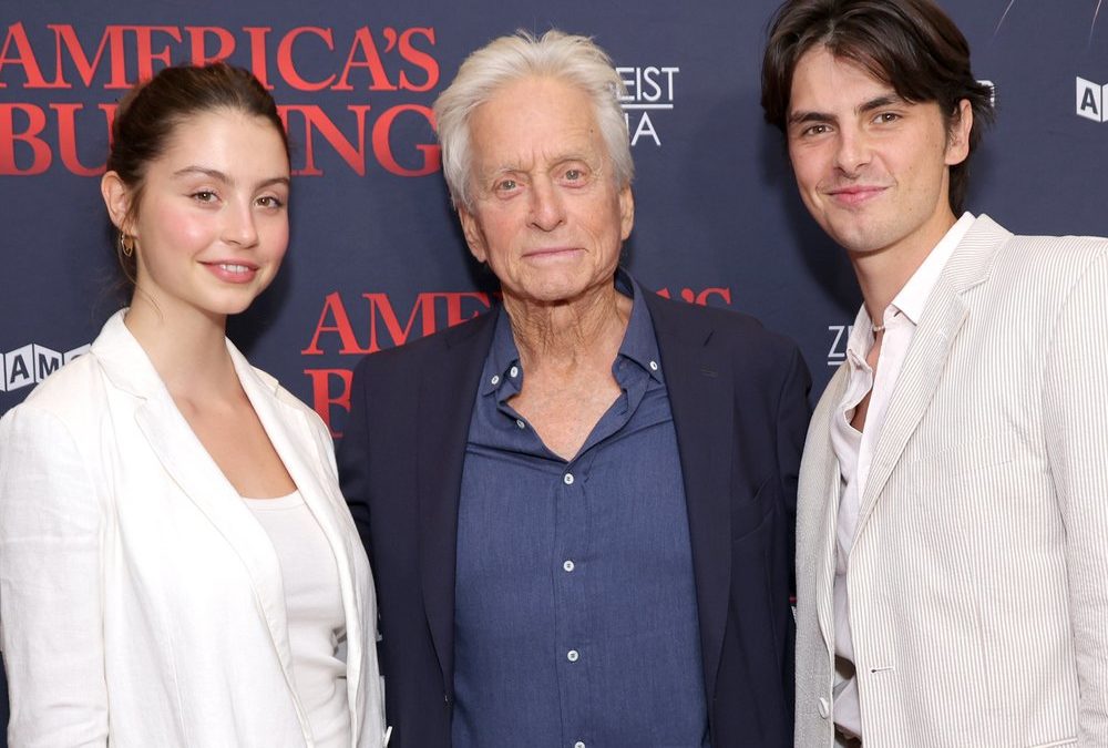 Michael Douglas kommt mit seinen Kindern auf den roten Teppich