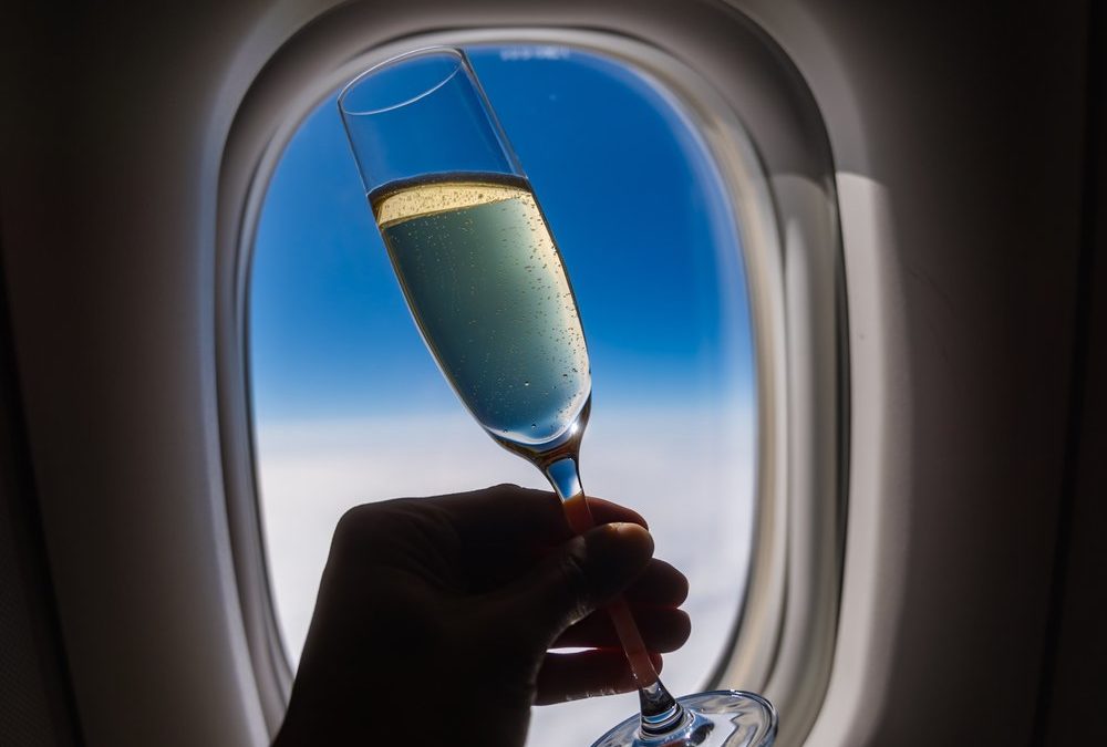 Wie gefährlich ist es, Alkohol im Flugzeug zu trinken?