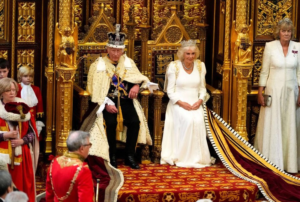 König Charles III. eröffnet Parlament mit Staatskrone – und Camilla