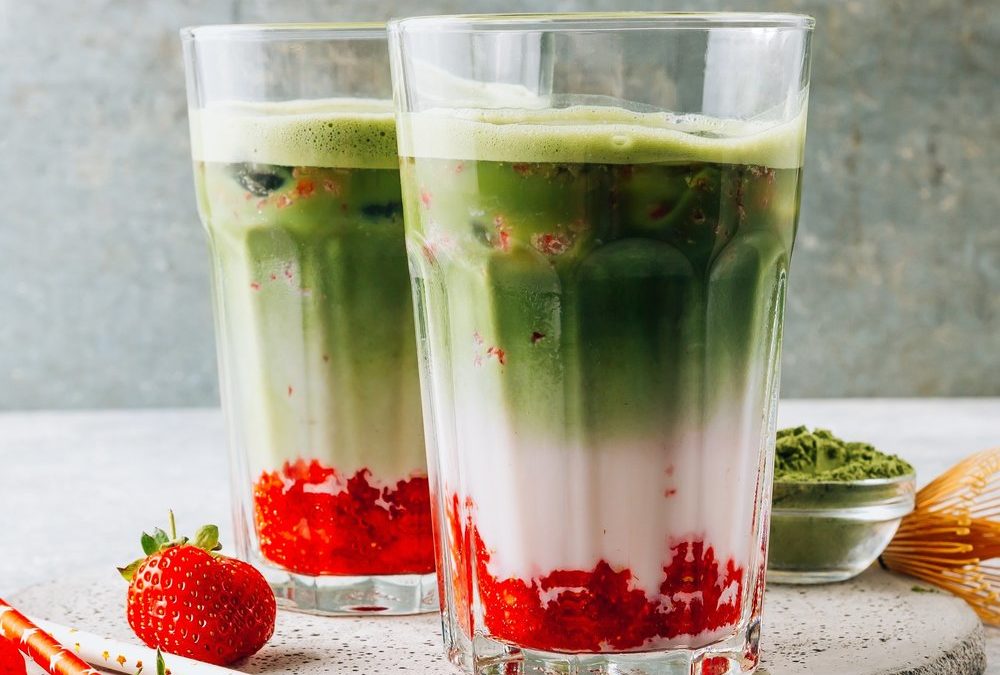 Kokos-Eiskaffee, Erdbeer-Matcha und Co.: Die Trendgetränke des Sommers