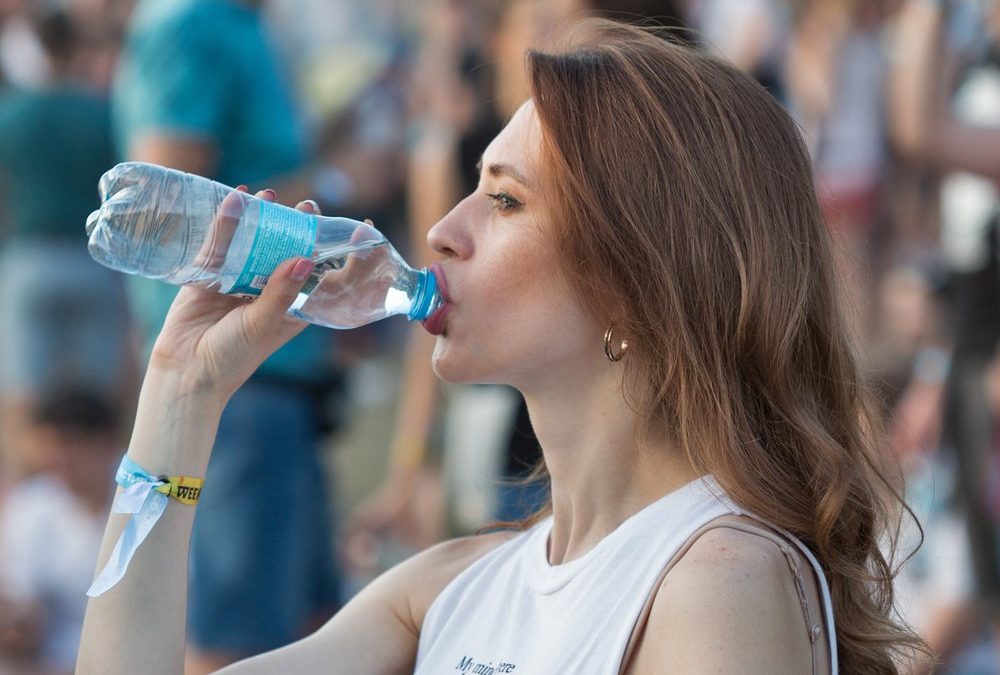 Konzertsommer in Deutschland: So beugt man Dehydration vor