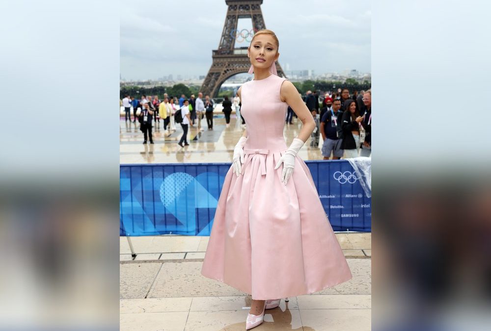 Ariana Grande glänzt im 50er-Jahre-Look bei Eröffnungsfeier in Paris