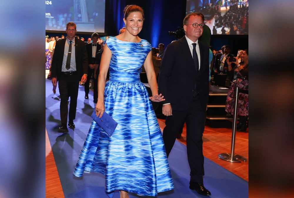 Kronprinzessin Victoria: Im Wasser-Print-Kleid zur Preisverleihung