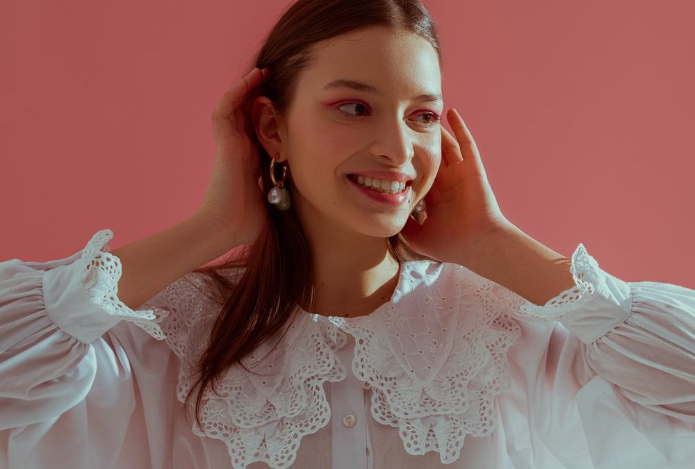 Kragen tragen: Vielfältige Style-Ideen zum Modetrend