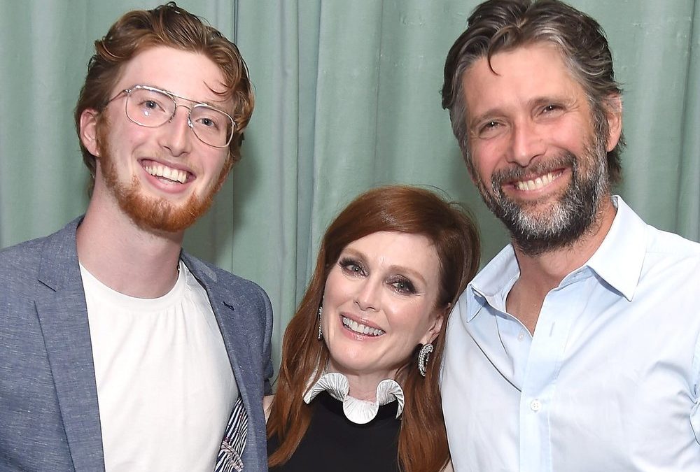 Halb Hollywood gratuliert: Julianne Moores Sohn hat sich verlobt