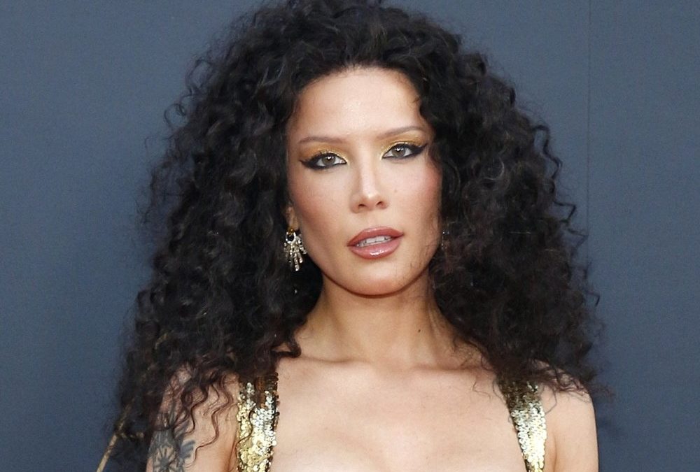Sängerin Halsey hatte mit 20 Jahren eine Fehlgeburt auf der Bühne