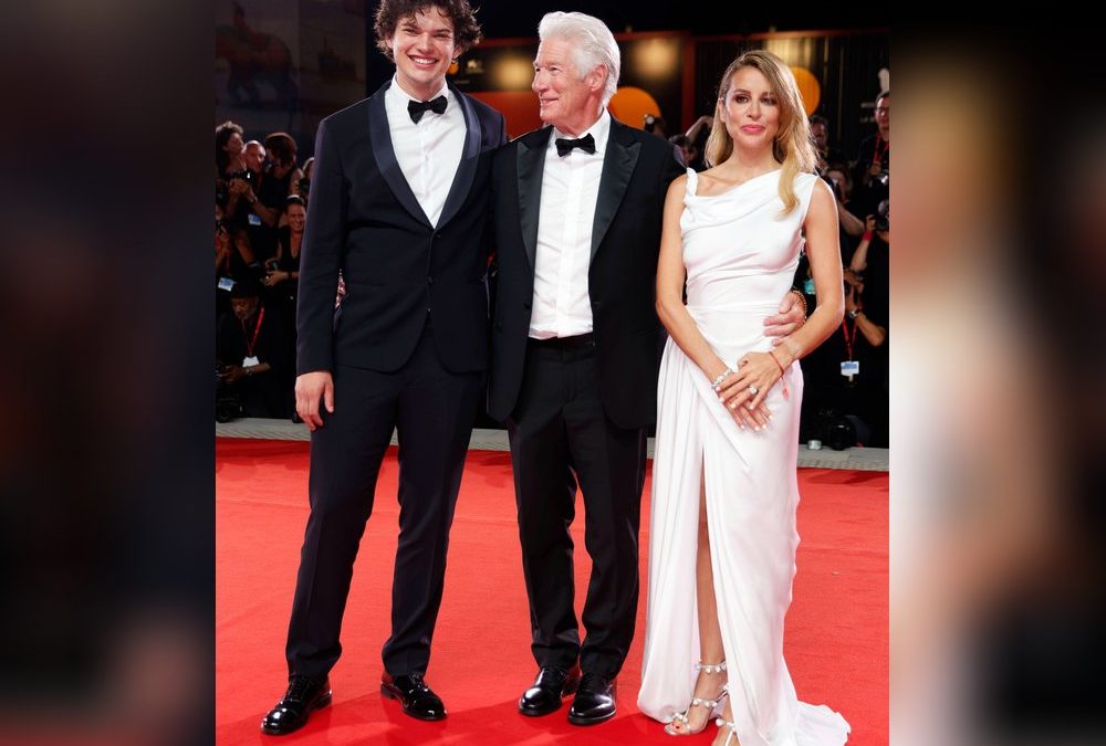 Richard Gere strahlt mit Sohn Homer und seiner Ehefrau in Venedig