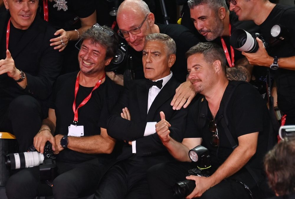 „Wolfs“-Premiere: George Clooney beweist viel Herz für die Fotografen