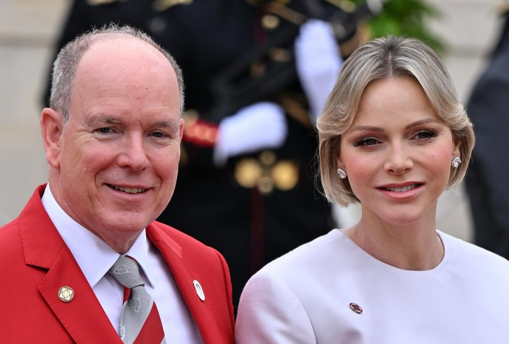 Wassersportevent: Fürstin Charlène Arm in Arm mit Fürst Albert II.