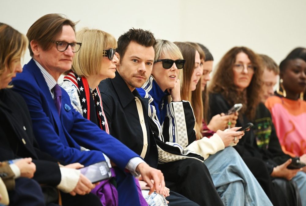 London Fashion Week: Harry Styles nimmt neben Anna Wintour Platz