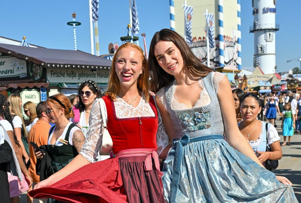 O’zapft is! Diese Promis gaben sich beim Wiesn-Anstich 2024 die Ehre