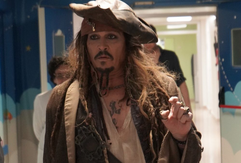 Johnny Depp besucht Kinderkrankenhaus als Captain Jack Sparrow