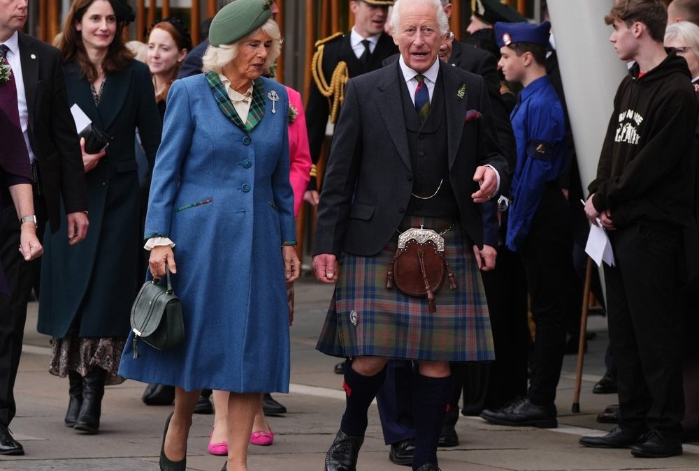 In Schottland: Charles und Camilla glänzen in traditionellen Outfits