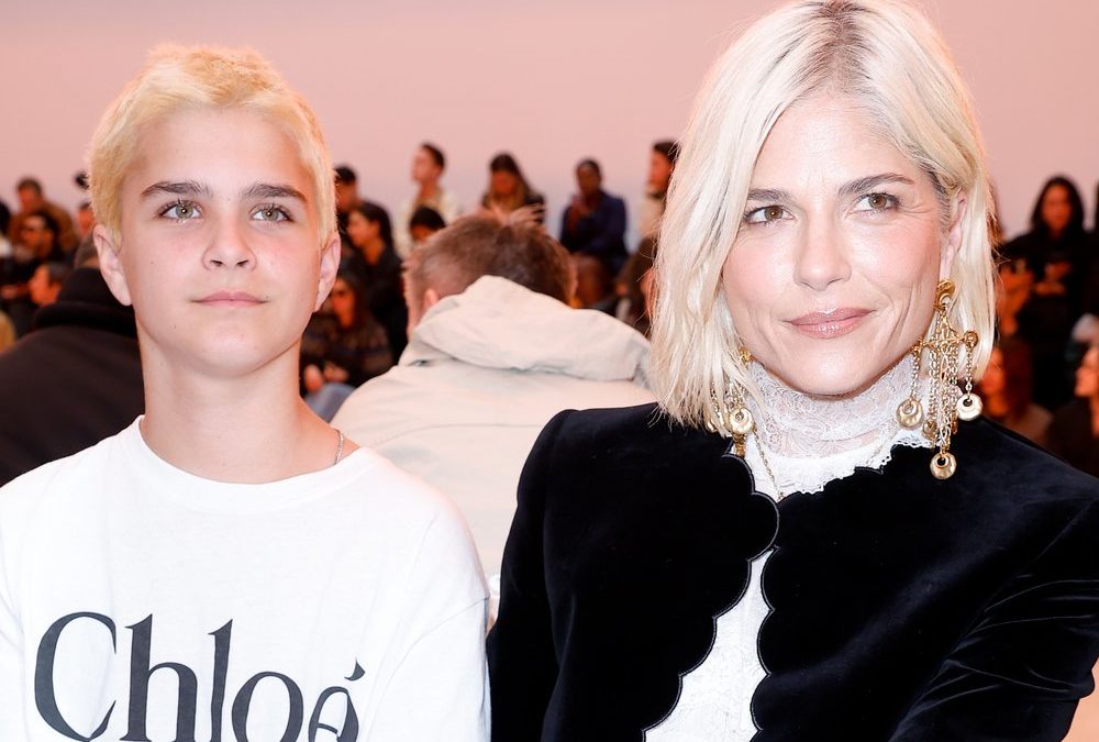 Selma Blair besucht Fashionshow in Paris mit Sohn Arthur