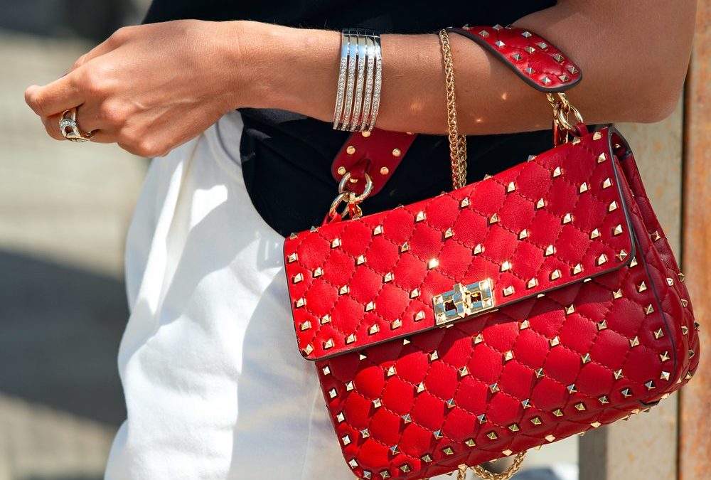 Nieten im Trend: Metallische Ergänzung für jedes Outfit