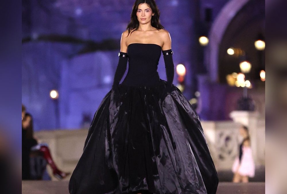 Wie eine Prinzessin: Kylie Jenner auf dem Laufsteg im Disneyland Paris