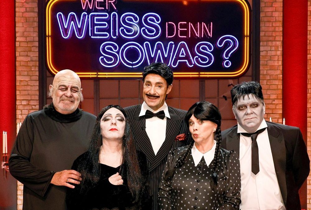 „Wer weiß denn sowas?“: Die Addams Family rät im Halloween-Special mit