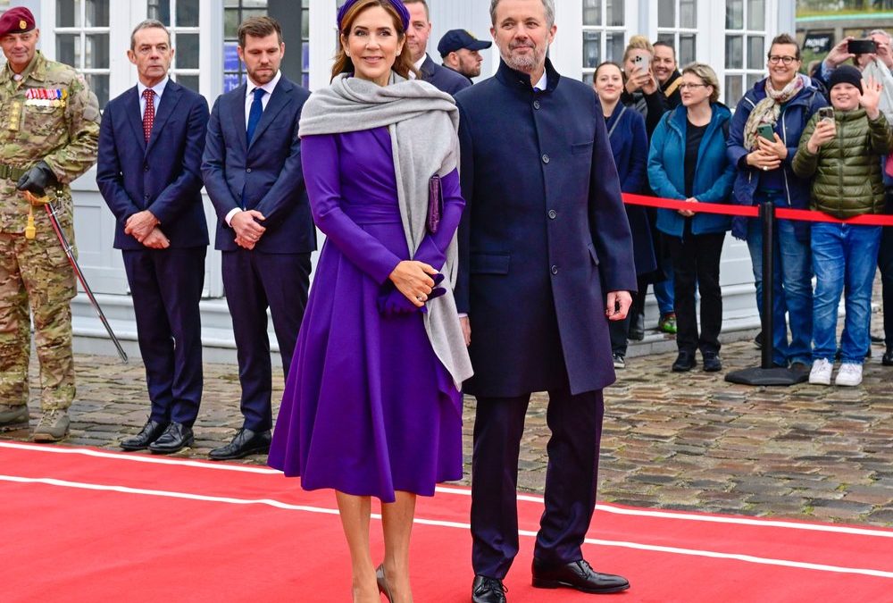 König Frederik und Königin Mary: Zur Begrüßung trägt sie Purpur