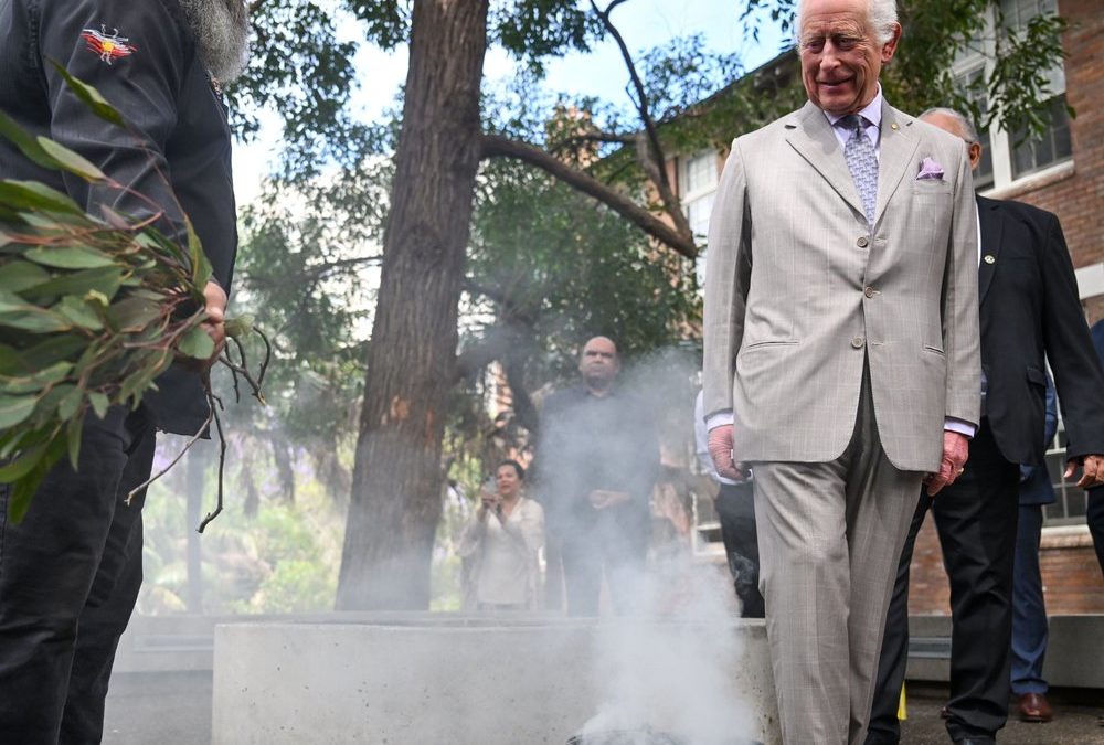 König Charles III.: Traditionelle Räucherzeremonie in Australien