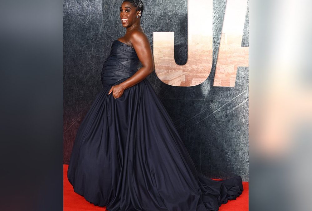 Lashana Lynch präsentiert ihren Babybauch in nachtblauer Traumrobe