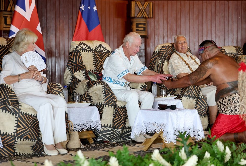 Charles und Camilla: Ganz in Weiß bei Begrüßungszeremonie in Samoa