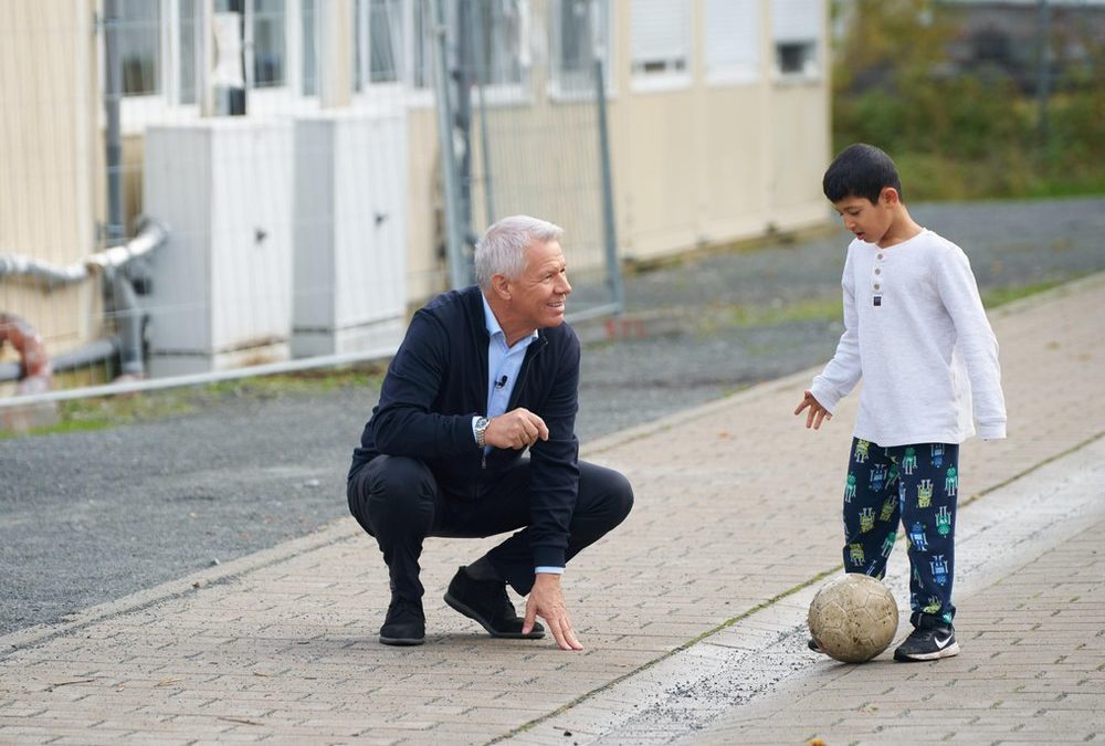 Peter Kloeppel tauscht TV-Studio gegen Flüchtlingsunterkunft