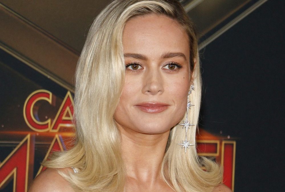 Brie Larson mit dunklem Pixie-Cut kaum zu erkennen