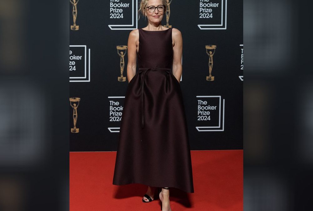 Booker-Literaturpreis: Gillian Anderson strahlt in Burgunder
