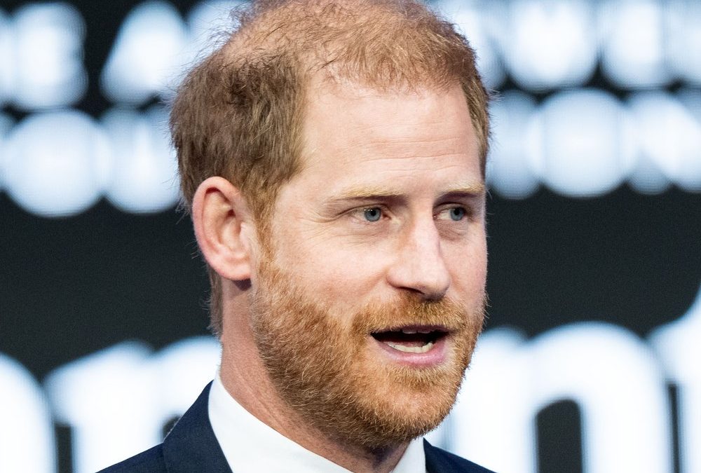 Prinz Harry überrascht trauernde Militärkinder mit Süßigkeiten