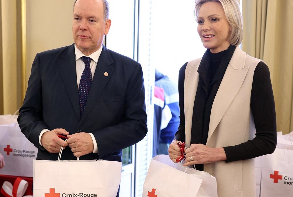 Fürst Albert II. und Fürstin Charlène verteilen Schlemmerpakete