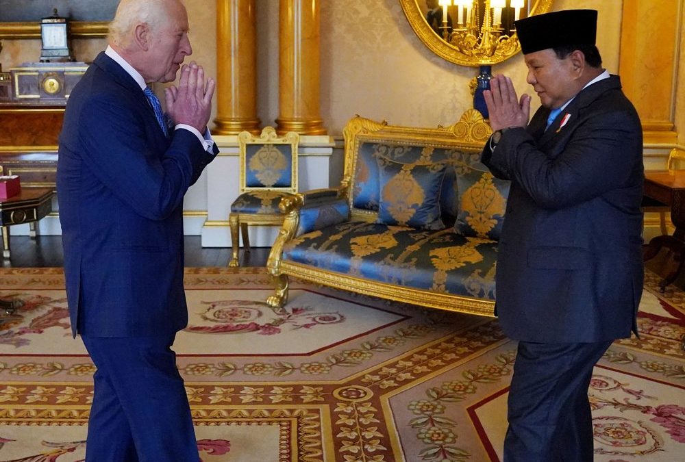Mit traditioneller Geste: König Charles III. empfängt Prabowo Subianto