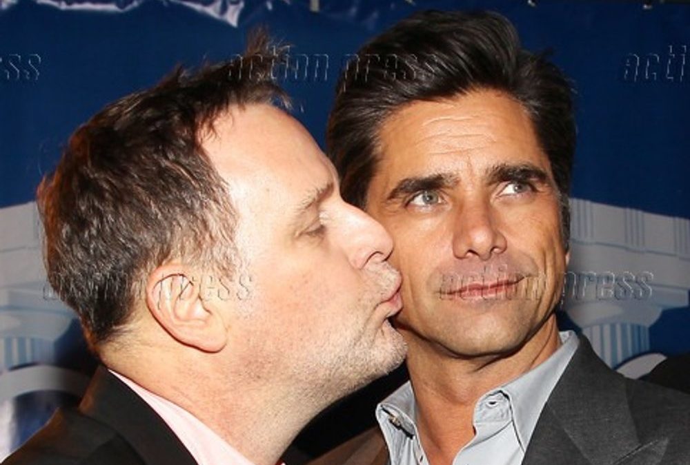 John Stamos: Er unterstützt Dave Coulier mit einer Glatzenmütze