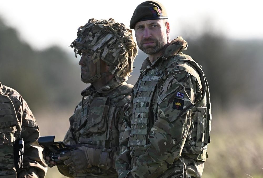 Prinz William in voller Soldatenuniform bei Militärübung