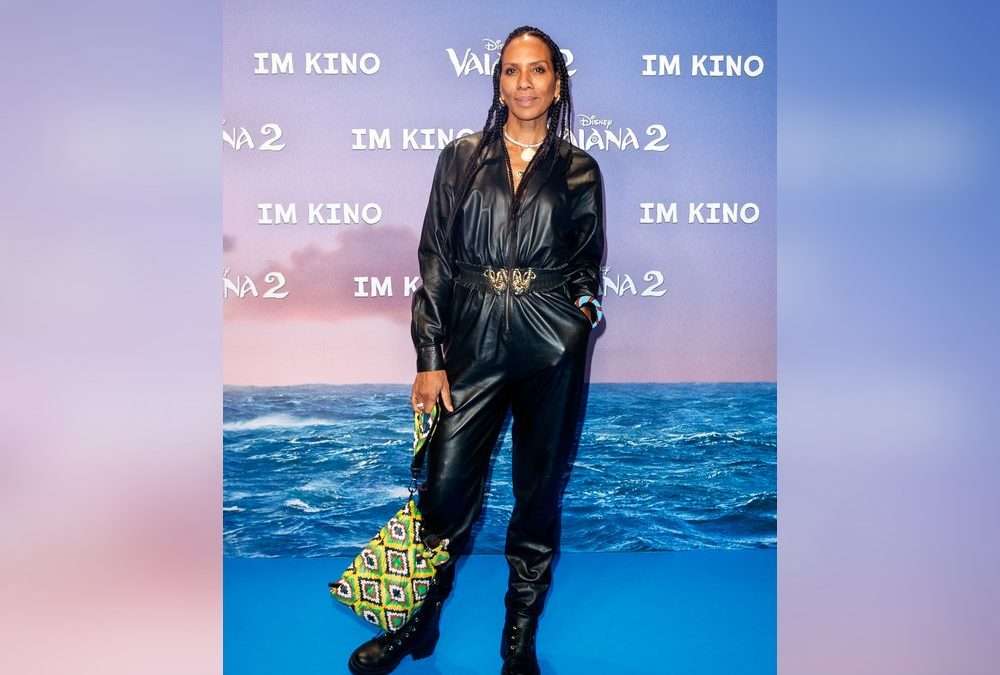 Barbara Becker feiert Filmpremiere im dunklen Jumpsuit