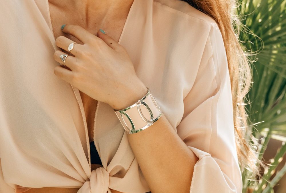 Accessoires im Fokus: Breiter Armschmuck ist jetzt Trend