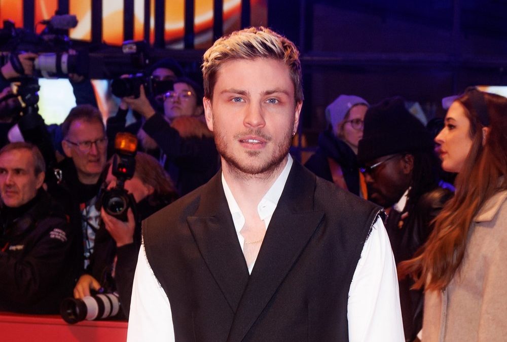 Schauspieler Jannik Schümann hat seinen Bachelor-Abschluss