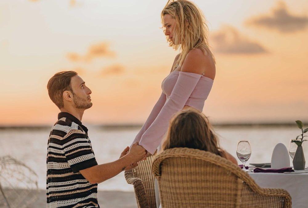 „GZSZ“-Star Timur Ülker und Partnerin Caroline Steinhof sind verlobt