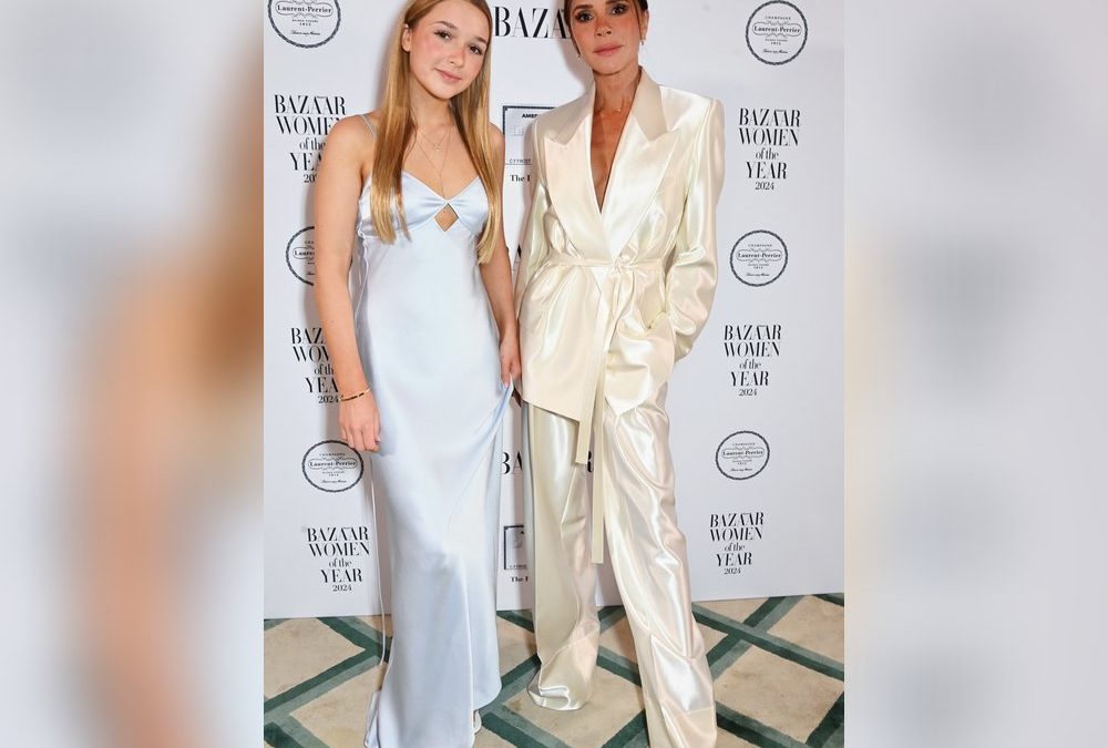 Stylisches Duo: Tochter Harper überreicht Victoria Beckham einen Preis
