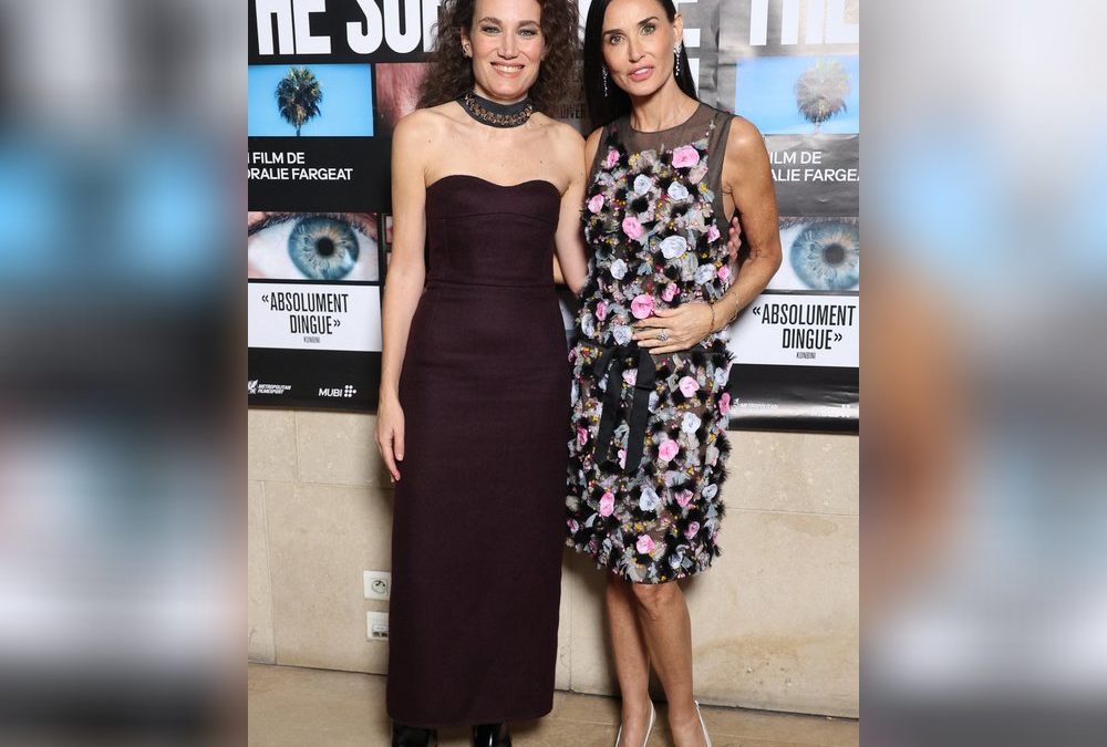 Ein Traum aus Blüten: Demi Moore verzaubert in floralem Kleid