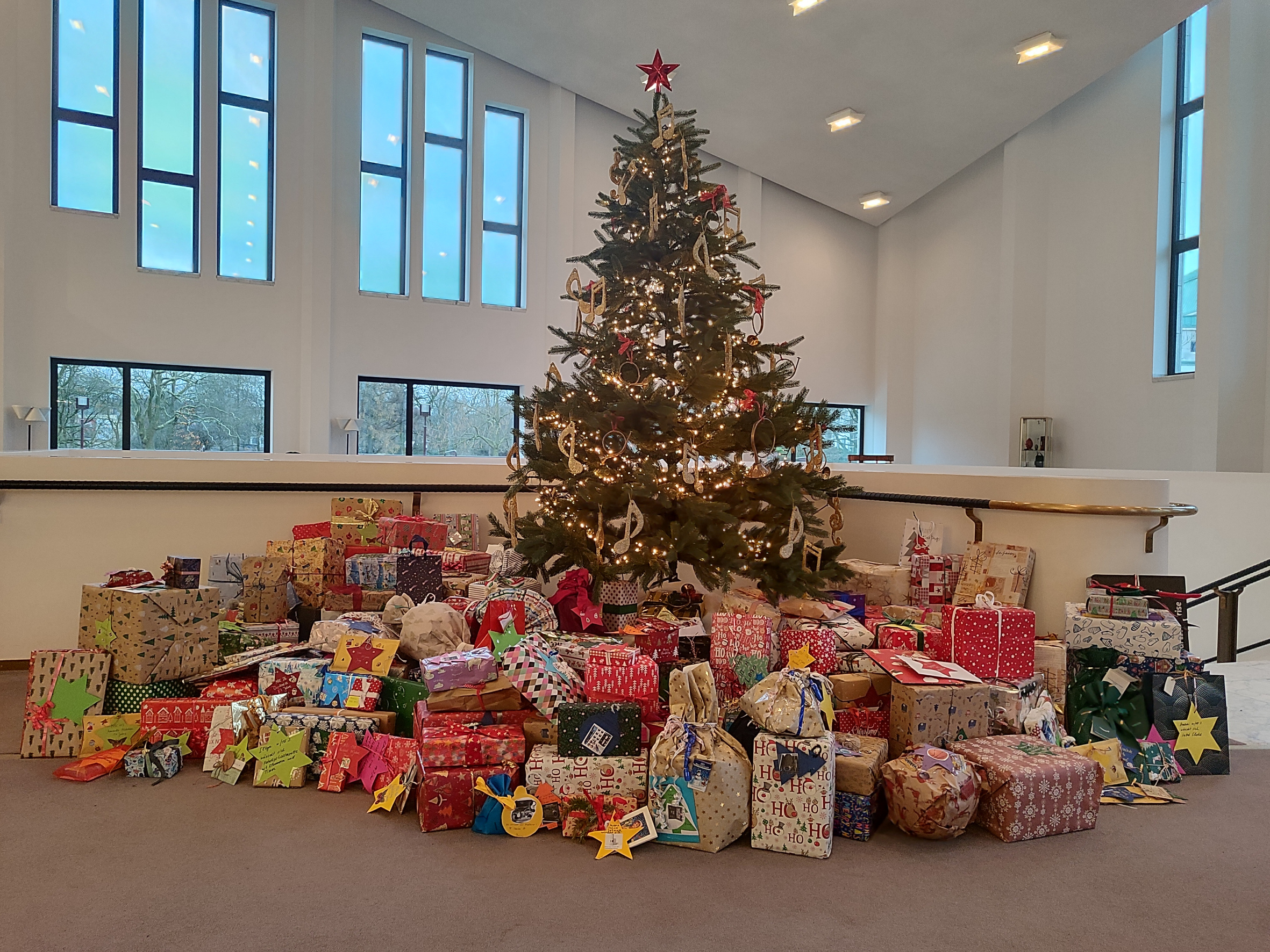 Wunschbaum im Aalto-Theater: 173 Kinder freuen sich über Geschenke des Publikums