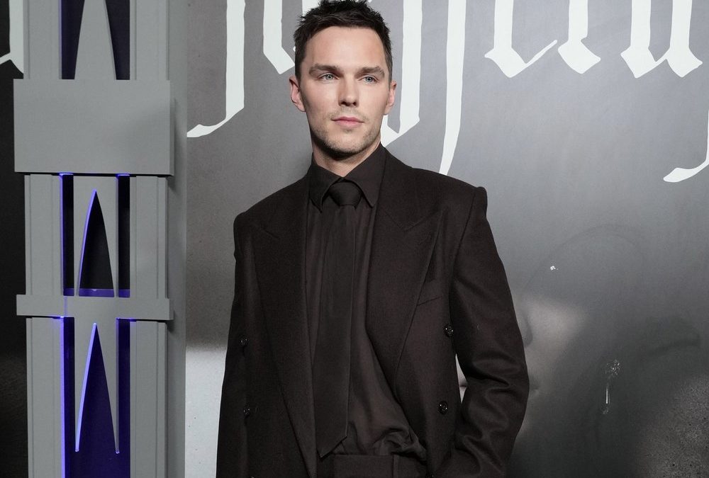 Nicholas Hoult wurde mit eingerahmter Penisprothese beschenkt